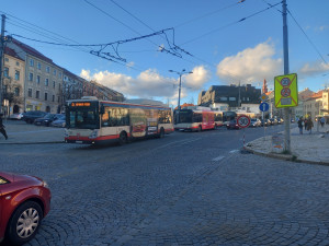 Jihlavské náměstí bude průjezdné ještě deset dní. Čtenáři by tam auta nechali