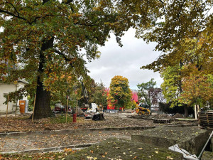 V parku u Horácké arény bude nová socha. Vznikla ze zábradlí starého stadionu