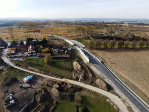 Mezi Jihlavou a Žďárem přibyl obchvat Rytířska. Má dvě protihlukové stěny