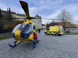 Z Brněnského mostu dnes spadl muž, vrtulník přistál v samém centru Jihlavy
