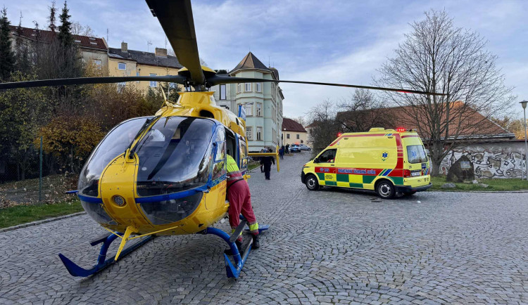 V pátek spadl muž z Brněnského mostu, vrtulník musel přistát v samém centru města