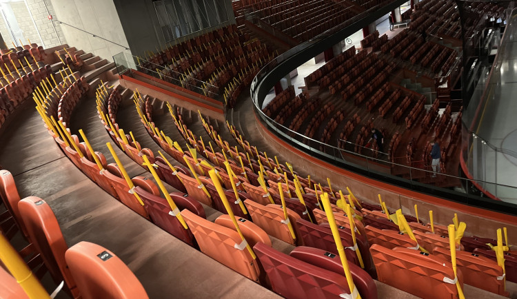 Aréna v sobotu poprvé s plnou kapacitou, v neděli armádní exhibice i s prezidentem