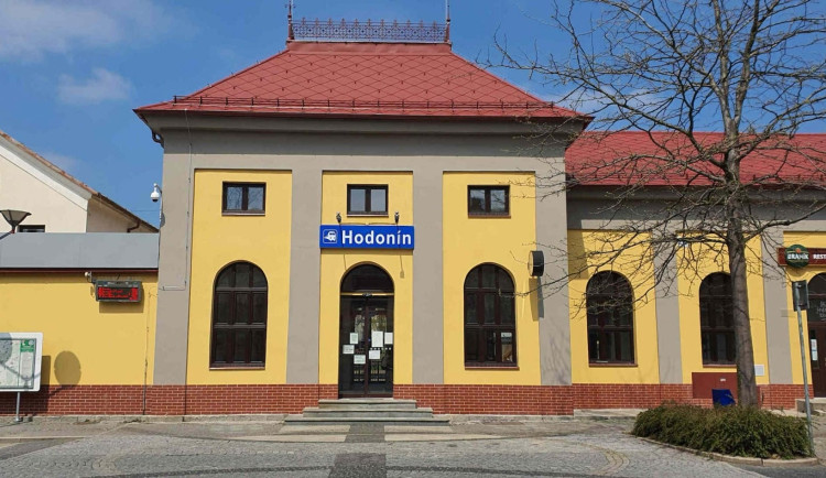 Vlak na hodonínském nádraží srazil člověka, provoz byl zastavený