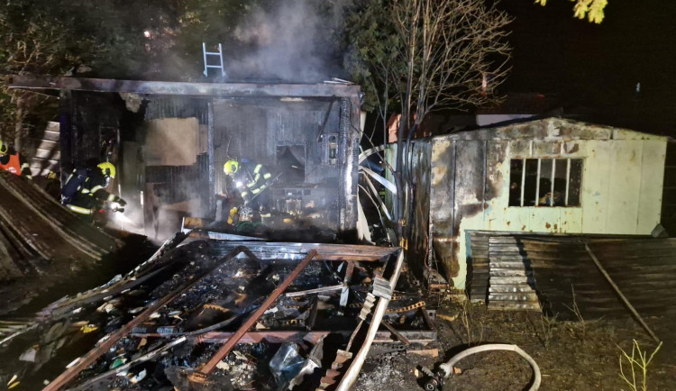 Neváhali a běželi pomáhat. Rybáři zachránili tři lidi z hořících unimobuněk