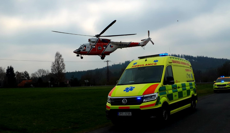 Zdrogovaný řidič se s autem několikrát převrátil. Těžce zranil sebe i spolujezdkyni