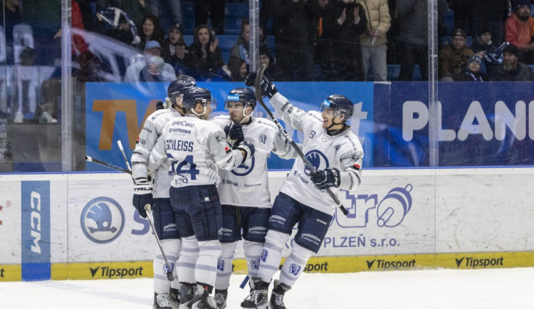Hokejisté Plzně vyhráli v Kladně 2:1 a uspěli venku popáté za sebou