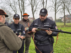 Myslivce na Jihlavsku navštívili policisté. Kontrolovali zbraně i případný alkohol