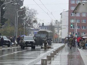 VIDEO: Armádní exhibice v Horácké aréně začala. Úvodní buly vhodil prezident Pavel