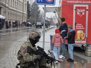 VIDEO: Armádní exhibice v Horácké aréně začala. Úvodní buly vhodil prezident Pavel