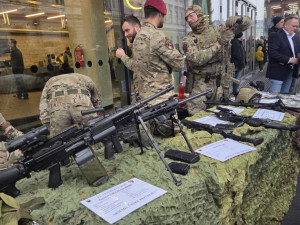 VIDEO: Armádní exhibice v Horácké aréně začala. Úvodní buly vhodil prezident Pavel