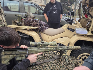 VIDEO: Armádní exhibice v Horácké aréně začala. Úvodní buly vhodil prezident Pavel