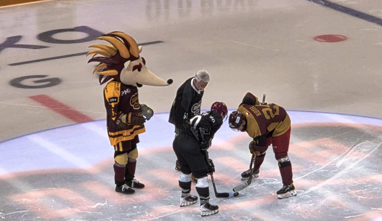 VIDEO: Armádní exhibice v Horácké aréně začala. Úvodní buly vhodil prezident Pavel