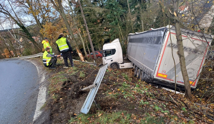 Kamion prorazil svodidla a skončil mimo silnici ve svahu. Řidič měl mikrospánek