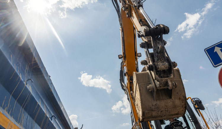 Uzavírka Fryčajovy v Brně-Obřanech dopravní kolaps zatím nezpůsobila