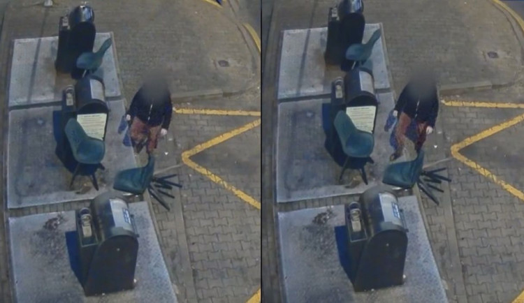 Žena vršila haraburdí kolem kontejnerů. Netušila, že se někdo dívá a na to doplatila