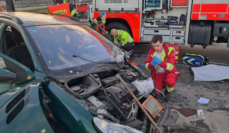 Dnešní nehoda tří aut u Lukavce skončila tragicky, silnice je uzavřená