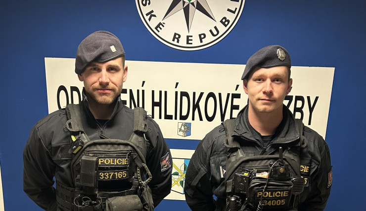 Policisté jeli do Havířova řešit nehodu na parkovišti, zachránili tam život miminku