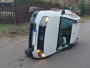 Šestasedmdesátiletý řidič otočil v Komárovicích u Brtnice dacii na bok