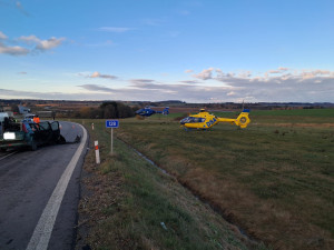 Dnešní nehoda tří aut u Lukavce skončila tragicky, silnice je uzavřená