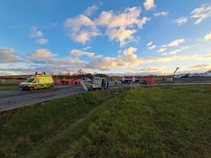 Dnešní nehoda tří aut u Lukavce skončila tragicky, silnice je uzavřená