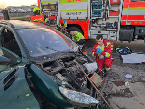 Dnešní nehoda tří aut u Lukavce skončila tragicky, silnice je uzavřená