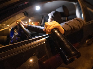 Řidič dodávky způsobil nehodu na dálnici a měl čtyři promile.  Pil prý až po havárii