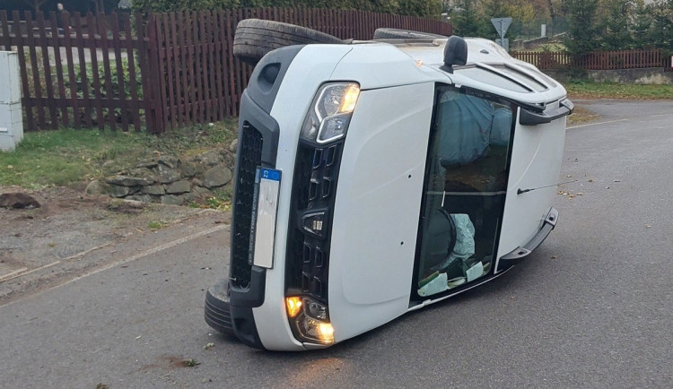 Šestasedmdesátiletý řidič otočil v Komárovicích u Brtnice dacii na bok. Foto: Se svolením Policie ČR