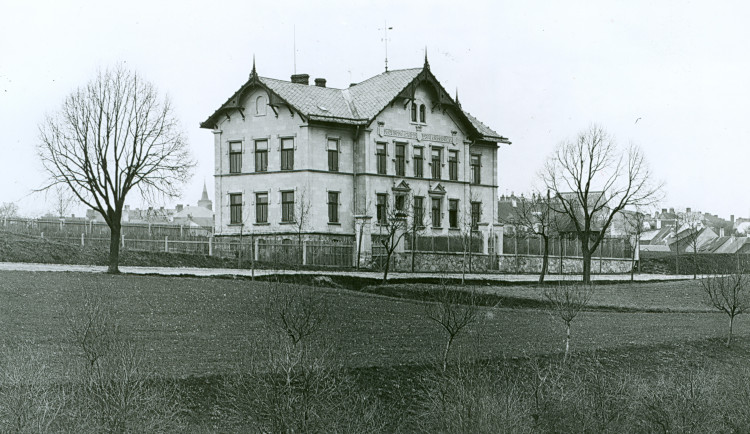 Německá odborná škola hospodářská v Telečské ulici. Nejstarší dochovaný snímek s upraveným políčkem před školou. Foto: Poskytl Stanislav Jelínek