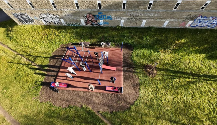 Venkovní posilovna u sídliště. Olomouc u řeky Moravy pořídila workoutové hřiště