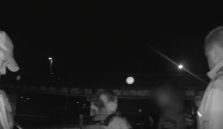 Pár piv a fernetů, pak si půjčil auto manželky. Řidiče prozradilo denní svícení