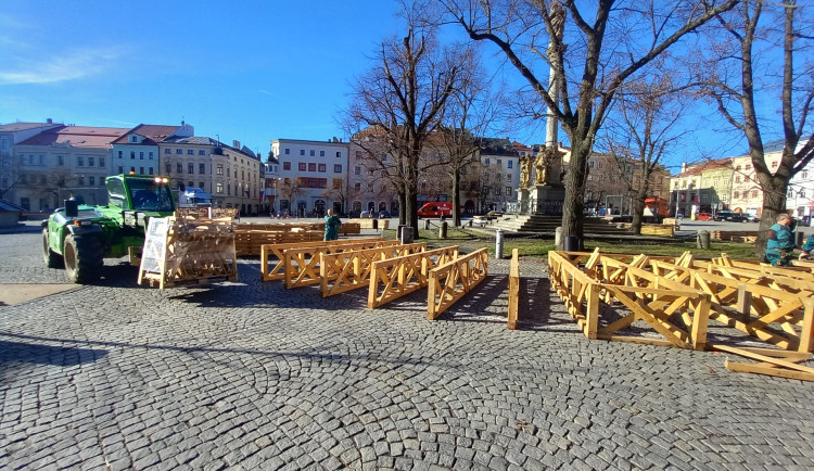 FOTO: Na jihlavském náměstí staví konstrukci pro kluziště. Bruslení bude zdarma