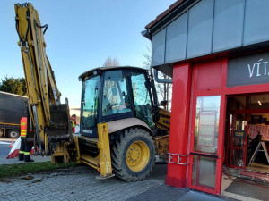 Do obchodního domu v Havlíčkově Brodě narazil bagr, řidič skončil v nemocnici