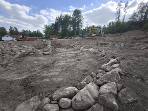 FOTO: Oceněná Cejle na Jihlavsku buduje park s rybníčkem. Podívejte se, jak vzniká
