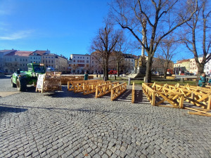FOTO: Na jihlavském náměstí staví konstrukci pro kluziště. Bruslení bude zdarma