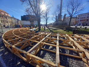 FOTO: Na jihlavském náměstí staví konstrukci pro kluziště. Bruslení bude zdarma