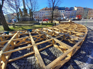 FOTO: Na jihlavském náměstí staví konstrukci pro kluziště. Bruslení bude zdarma