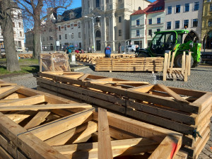 FOTO: Na jihlavském náměstí staví konstrukci pro kluziště. Bruslení bude zdarma
