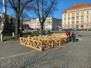 FOTO: Na jihlavském náměstí staví konstrukci pro kluziště. Bruslení bude zdarma