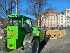 FOTO: Na jihlavském náměstí staví konstrukci pro kluziště. Bruslení bude zdarma