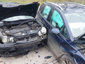 Řidič v Třešti se při odbočování srazil s řidičkou. Tu si převzali zdravotníci