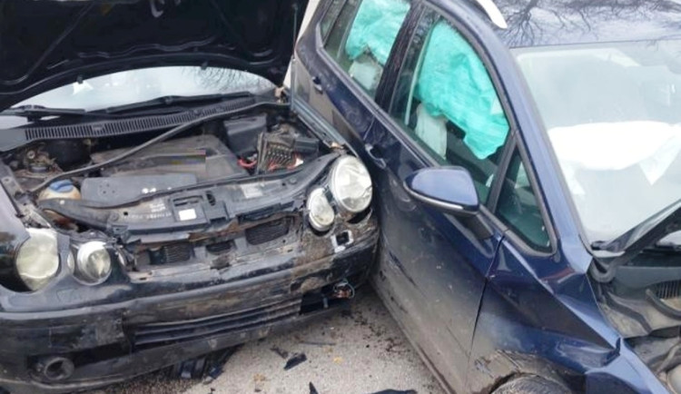 Řidič v Třešti se při odbočování srazil s řidičkou. Tu si převzali zdravotníci 