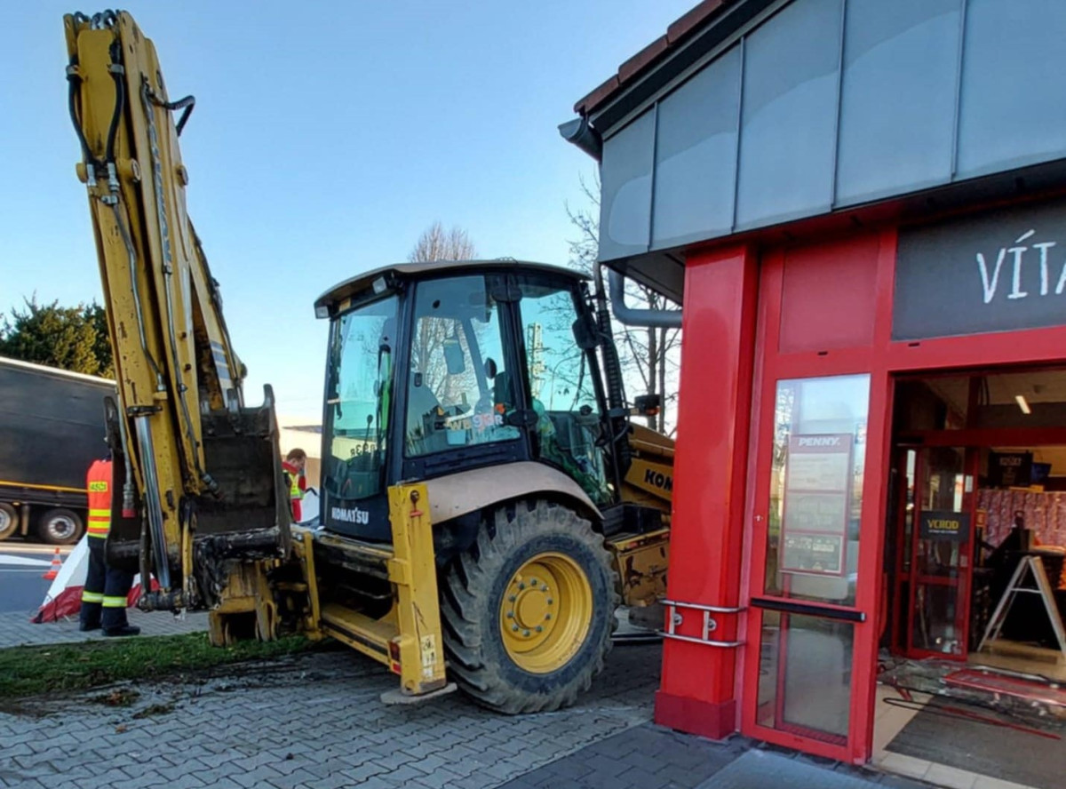 Do obchodního domu v Havlíčkově Brodě narazil bagr, řidič skončil v