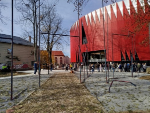 ANKETA: U arény byla představena obří socha z trubek ze starého zimáku