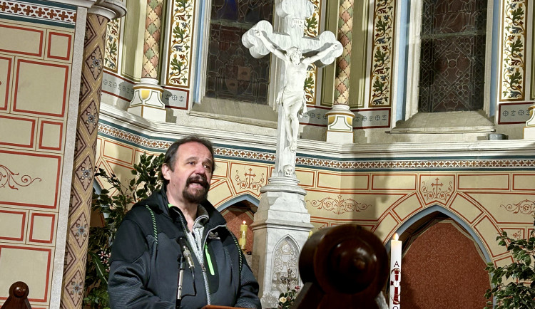 Petr Chytil při komentované prohlídce kaple na jihlavském ústředním hřbitově