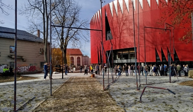 U arény byla představena obří socha z trubek ze starého zimáku