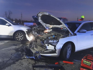 U Křoví se na křižovatce srazila tři auta, škoda je téměř půl milionu