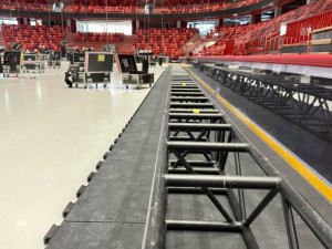 FOTO: Horácká aréna se chystá na sobotní show. Do města má přinést 50 miliard korun