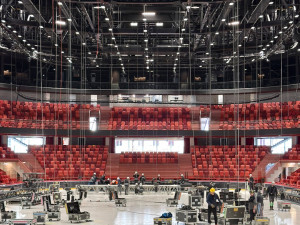 FOTO: Horácká aréna se chystá na sobotní show. Do města má přinést 50 miliard korun