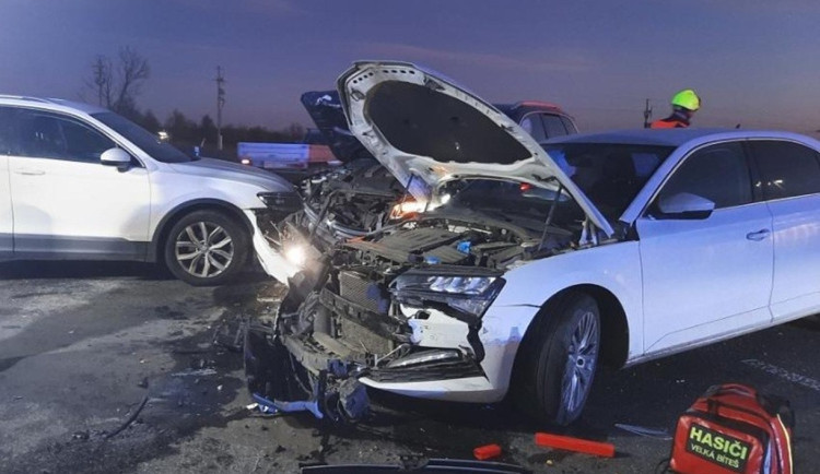 U Křoví se na křižovatce srazila tři auta, škoda je téměř půl milionu. Foto: Se svolením Policie ČR
