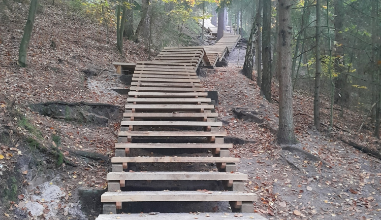 V Příhrazských skalách v Českém ráji se obnovy dočkala dvě dřevěná schodiště